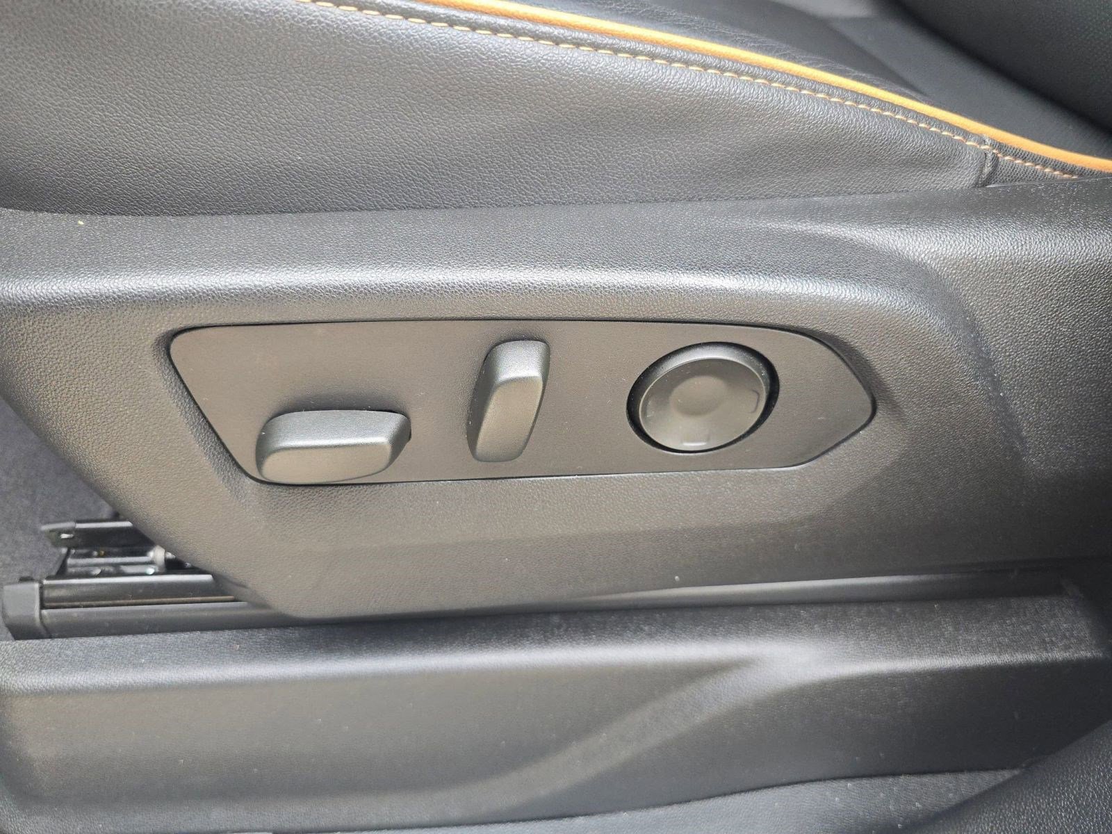 Used 2024 GMC Yukon AT4 w/ Technology Package image 12