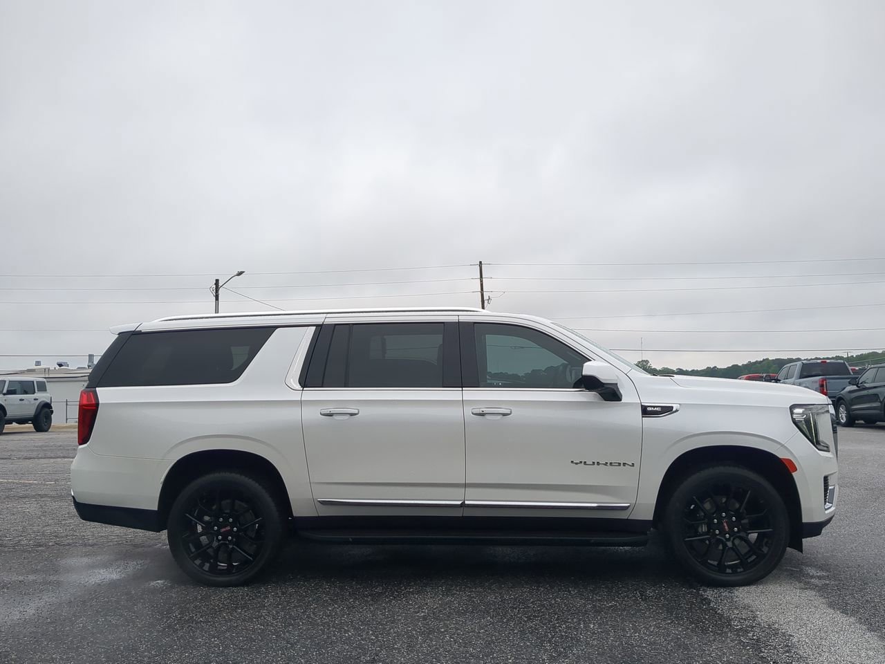 Used 2023 GMC Yukon XL SLT RWD image 2