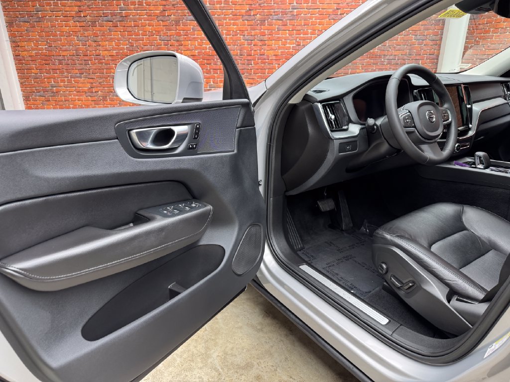 Used 2023 Volvo XC60 B5 Core w/ Climate Package AWD/4WD image 10
