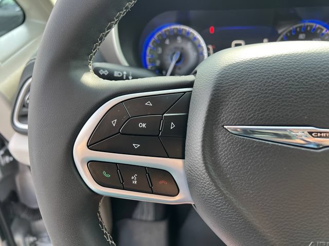 Used 2022 Chrysler Pacifica Touring-L FWD image 16