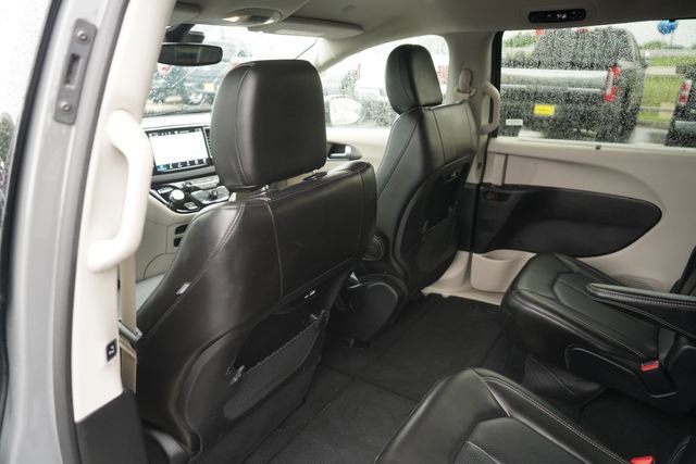 Used 2023 Chrysler Pacifica Touring-L FWD image 11