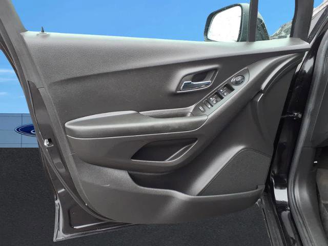 Used 2022 Chevrolet Trax LT w/ LT Convenience Package image 19