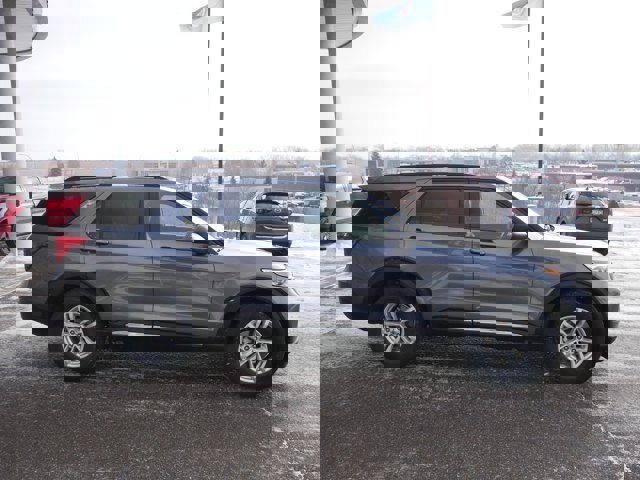 Certified 2022 Ford Explorer XLT w/ Equipment Group 202A image 4