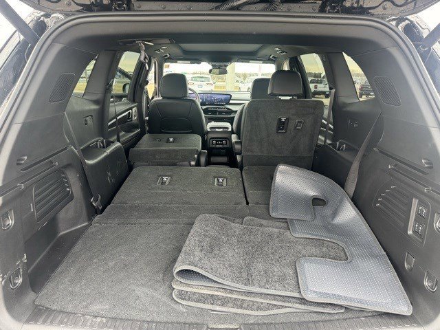 Used 2025 Buick Enclave Avenir w/ Trailering Package, 5000 lbs. image 32