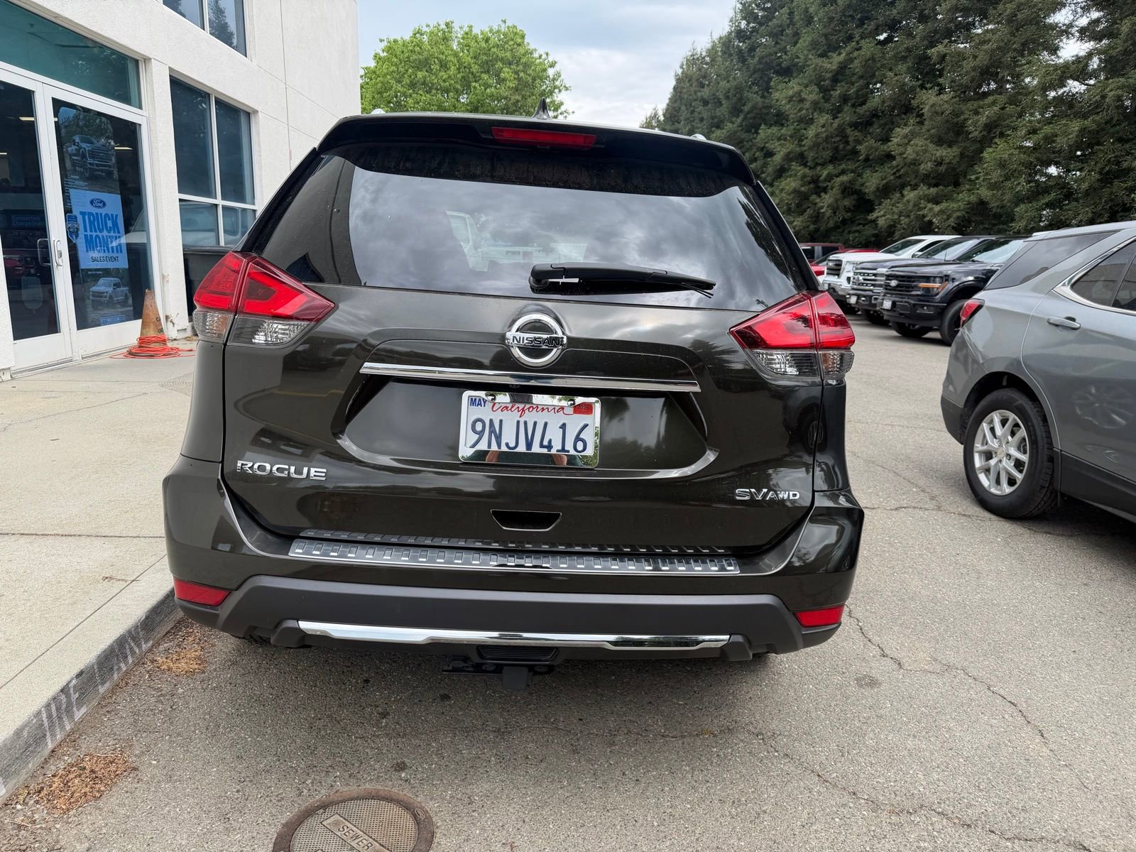 Used 2017 Nissan Rogue SV w/ SV Premium Package image 4