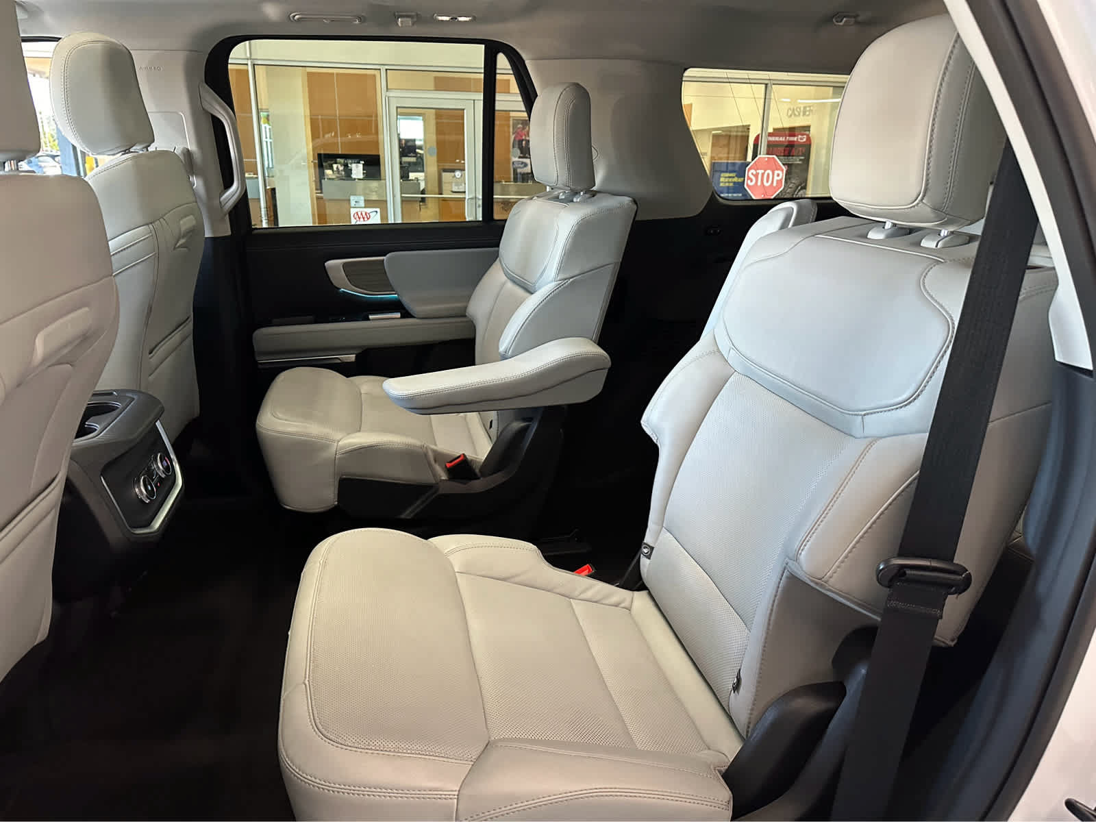 Certified 2025 Ford Expedition Platinum AWD/4WD image 36