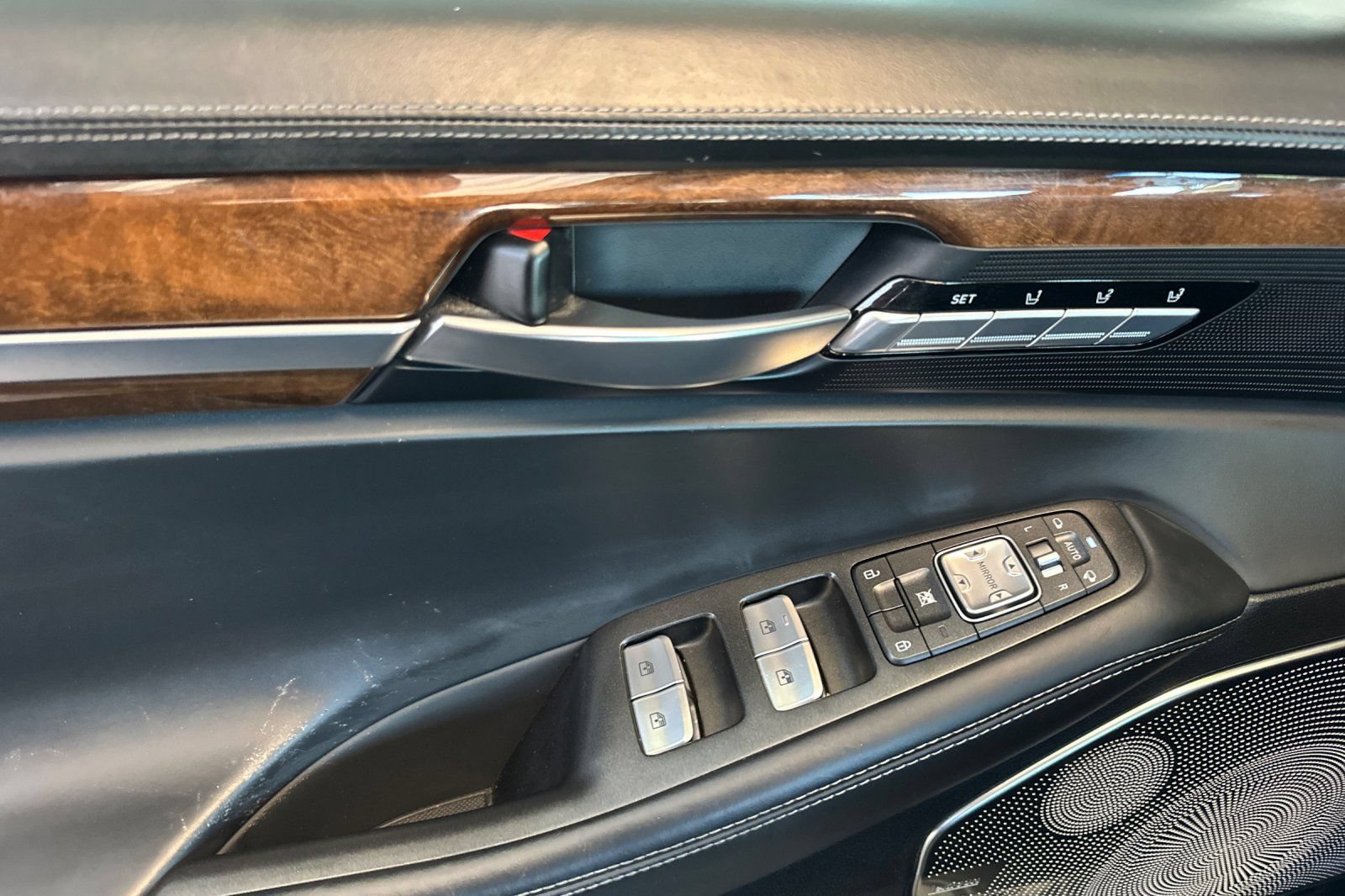 Used 2019 Genesis G90 3.3T Premium RWD image 13