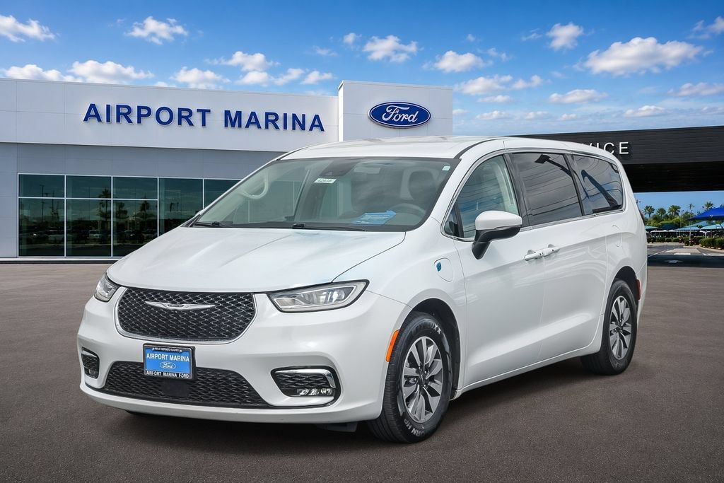 Used 2023 Chrysler Pacifica Touring-L FWD image 4