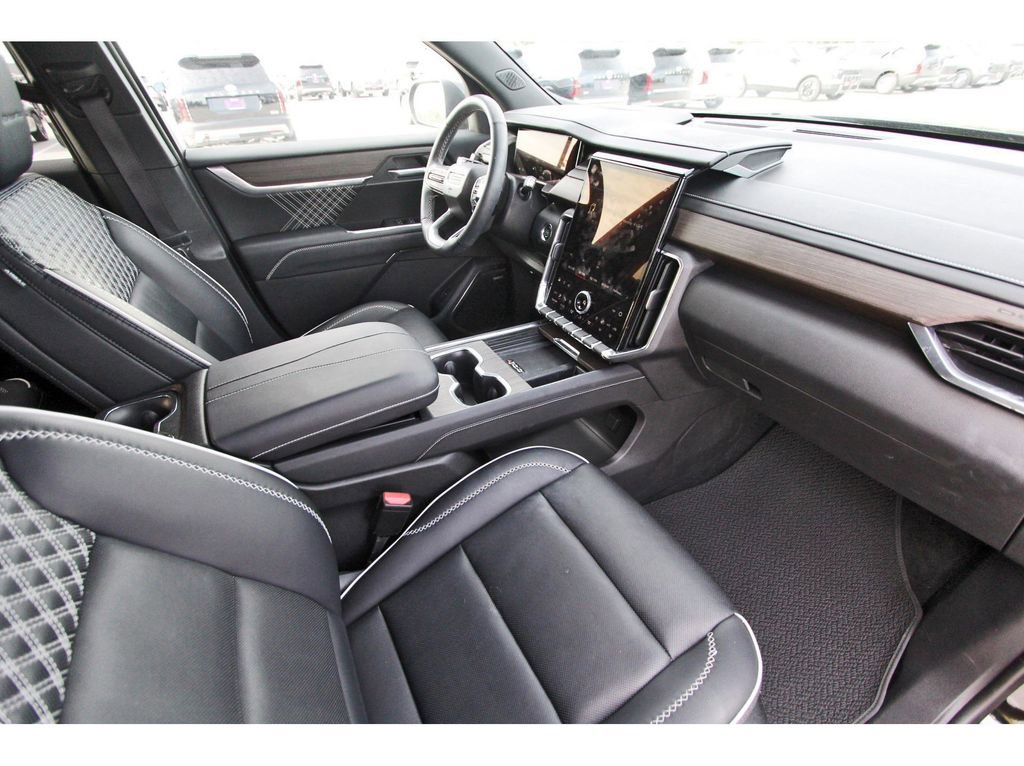 Used 2025 GMC Acadia Denali FWD image 31