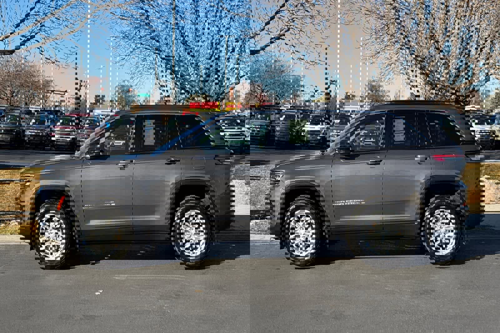 Used 2025 Jeep Grand Cherokee Laredo X w/ Luxury Tech Group I image 2