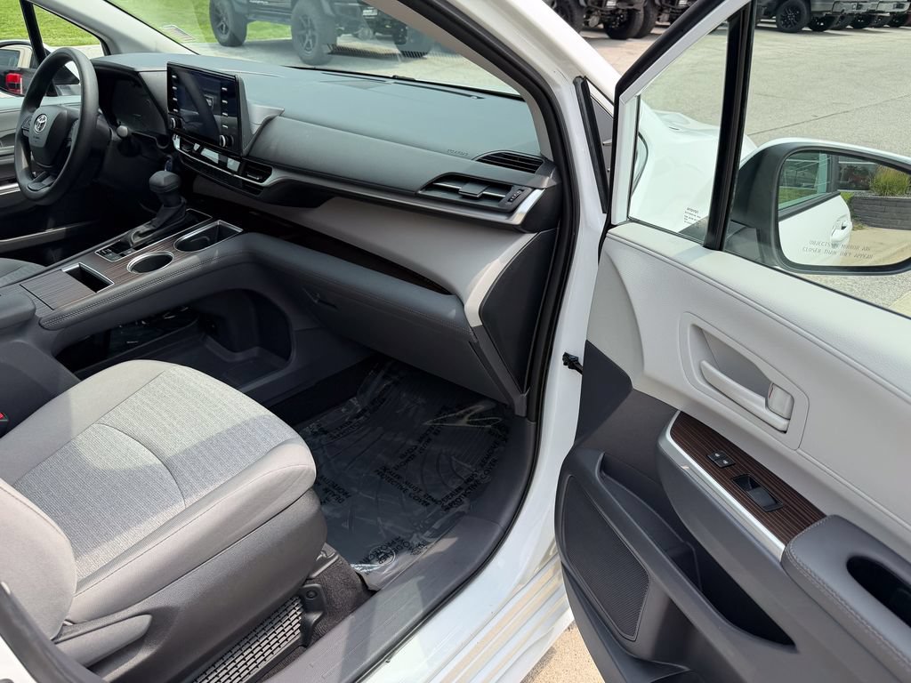 Used 2023 Toyota Sienna LE w/ LE Plus Package FWD image 22