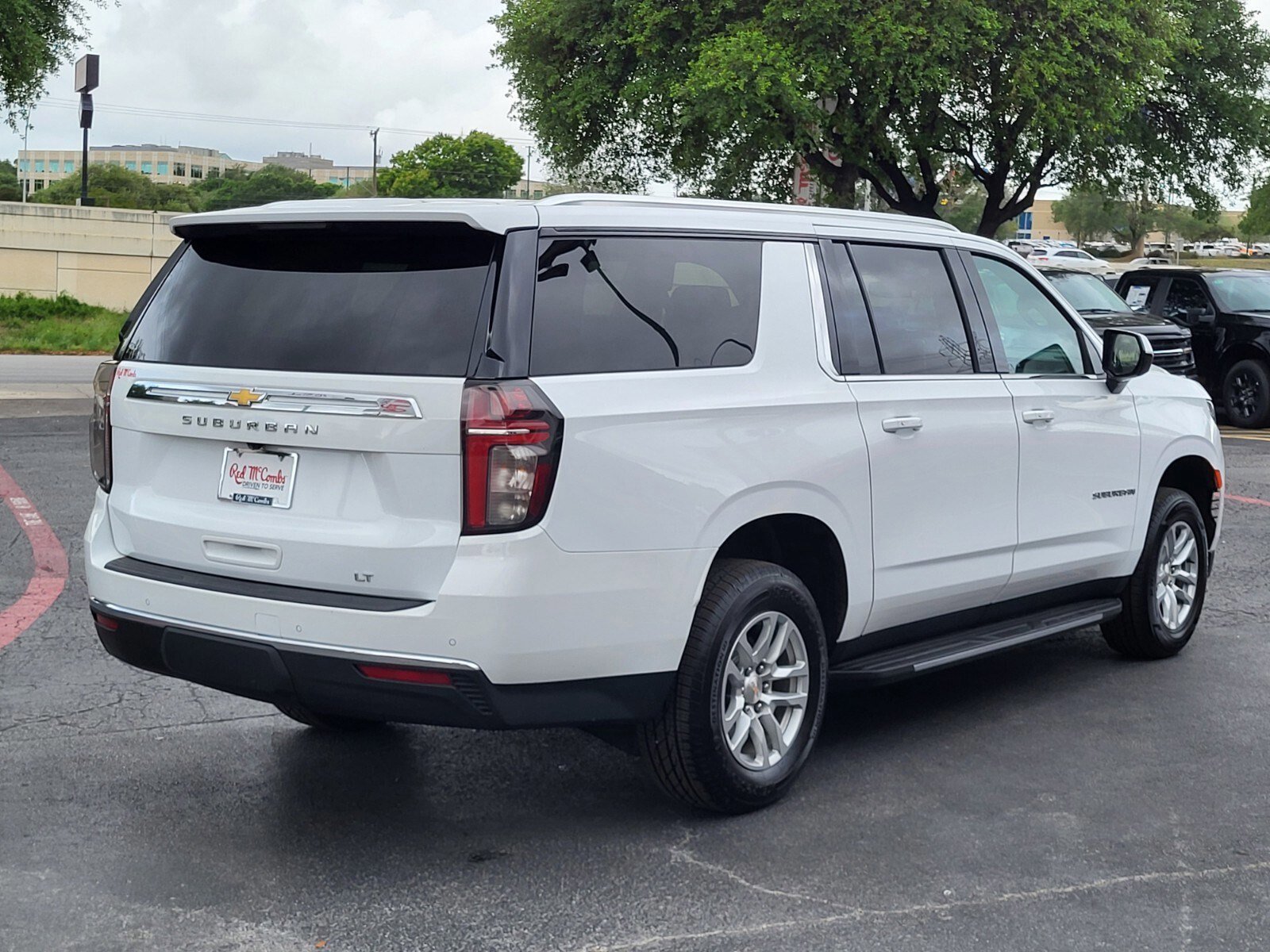 Used 2024 Chevrolet Suburban LT image 3