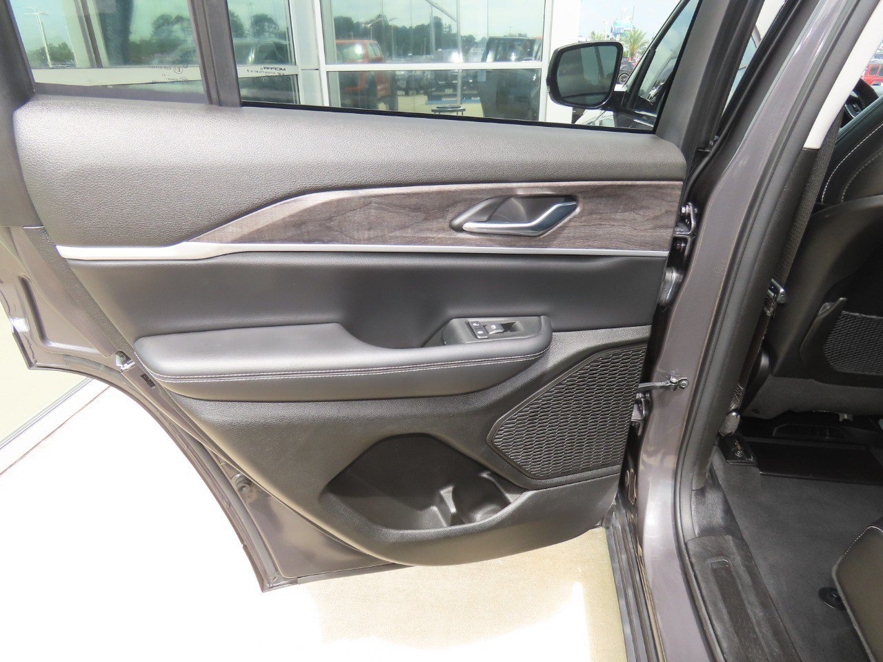 Used 2024 Jeep Grand Cherokee Limited AWD/4WD image 19