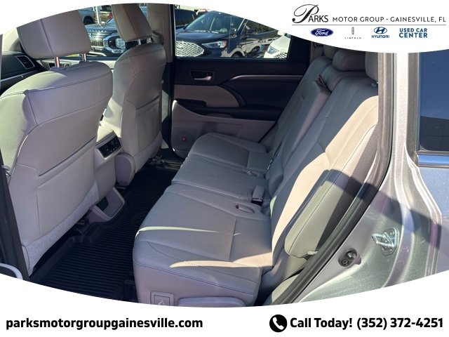 Used 2017 Toyota Highlander Limited image 12