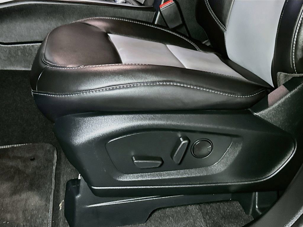 Certified 2024 Ford Explorer XLT w/ Equipment Group 202A AWD/4WD image 19