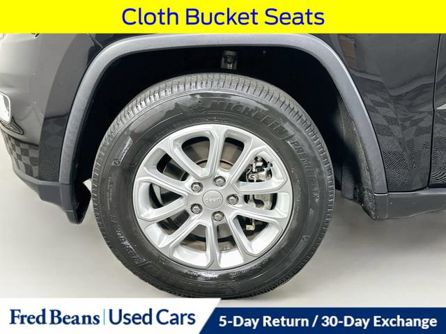 Used 2021 Jeep Grand Cherokee Laredo AWD/4WD image 34