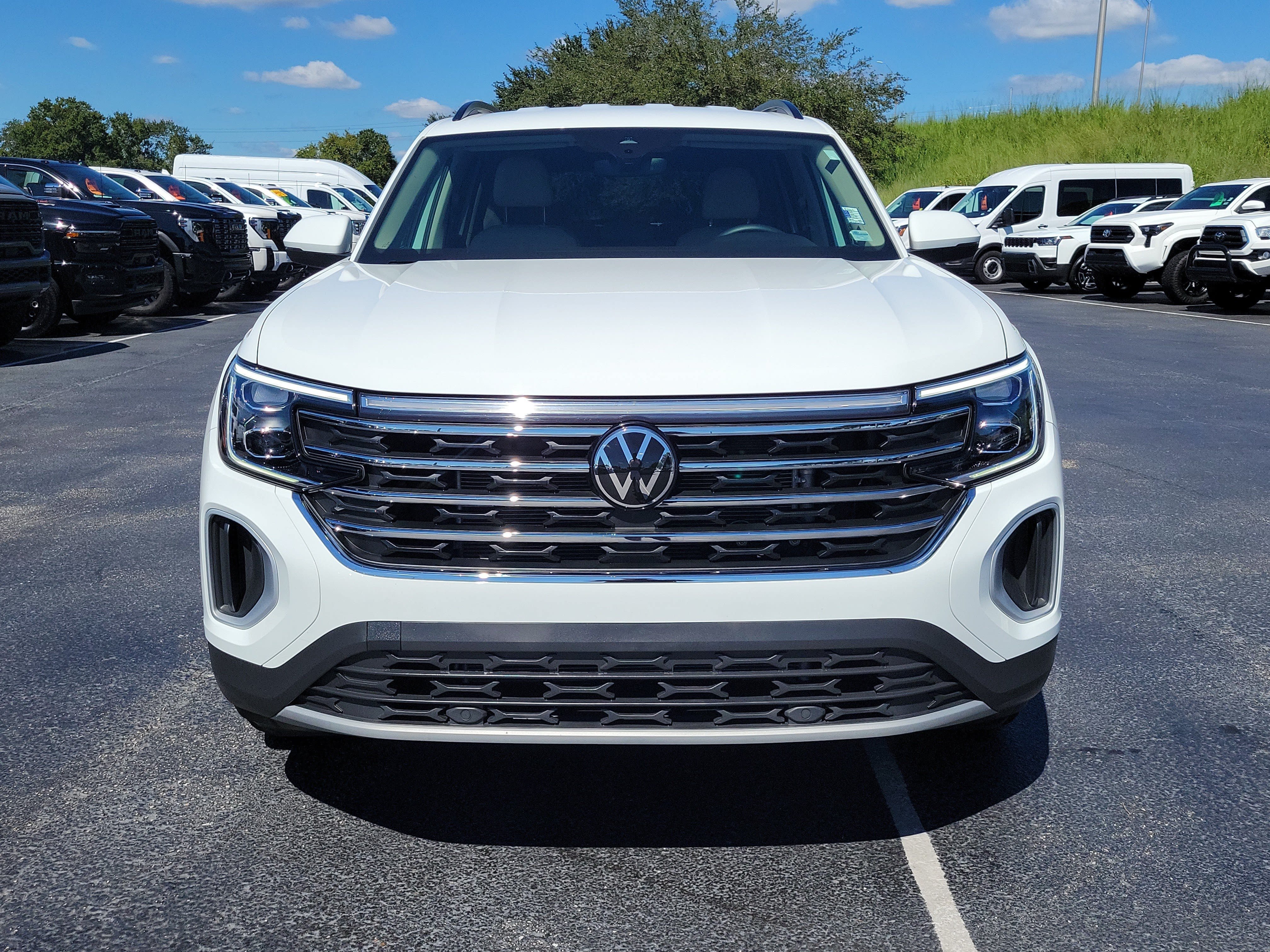 Used 2025 Volkswagen Atlas SE FWD image 2