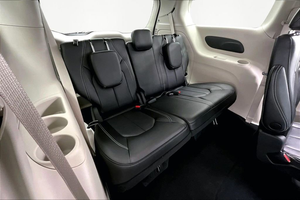 Used 2023 Chrysler Pacifica Touring-L image 28
