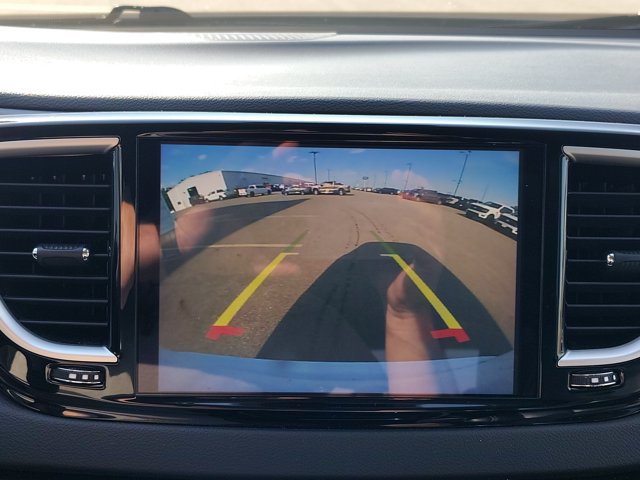 Used 2023 Chrysler Pacifica Touring-L FWD image 4