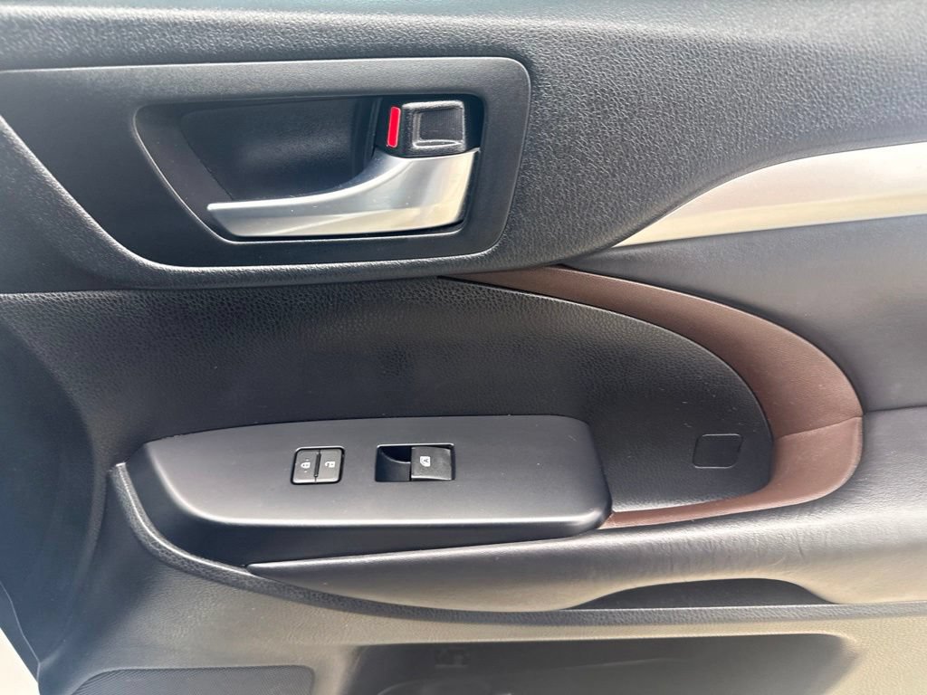 Used 2019 Toyota Highlander XLE AWD/4WD image 32