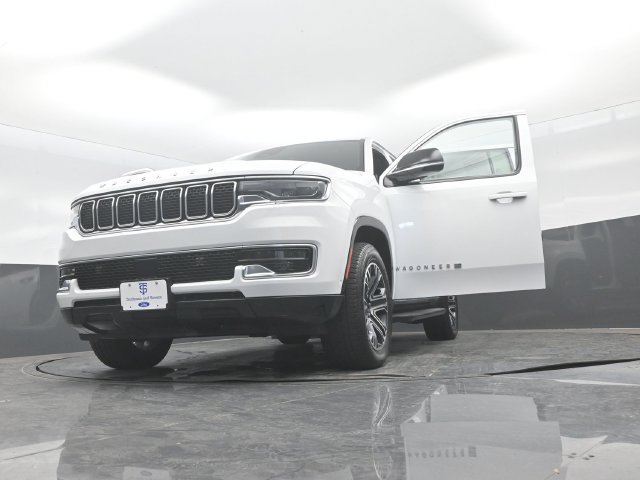 Used 2023 Jeep Wagoneer 4WD w/ Premium Group I image 32