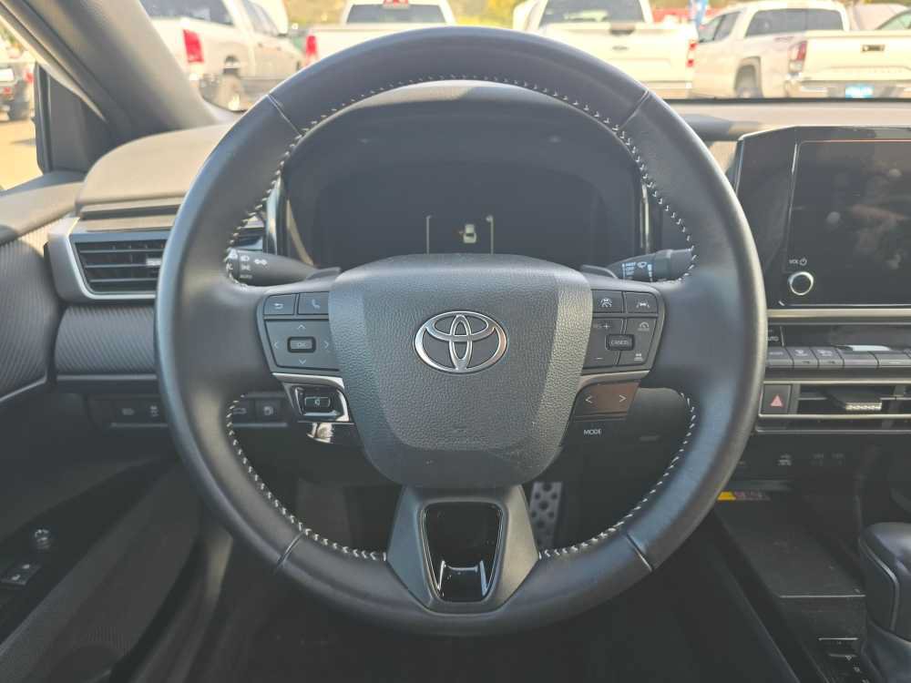 Used 2025 Toyota Camry SE FWD image 11