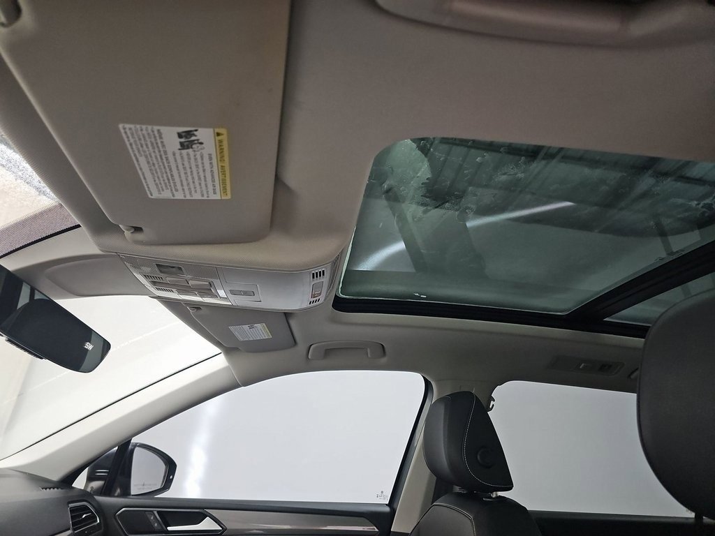 Used 2023 Volkswagen Tiguan SE w/ Panoramic Sunroof Package image 6