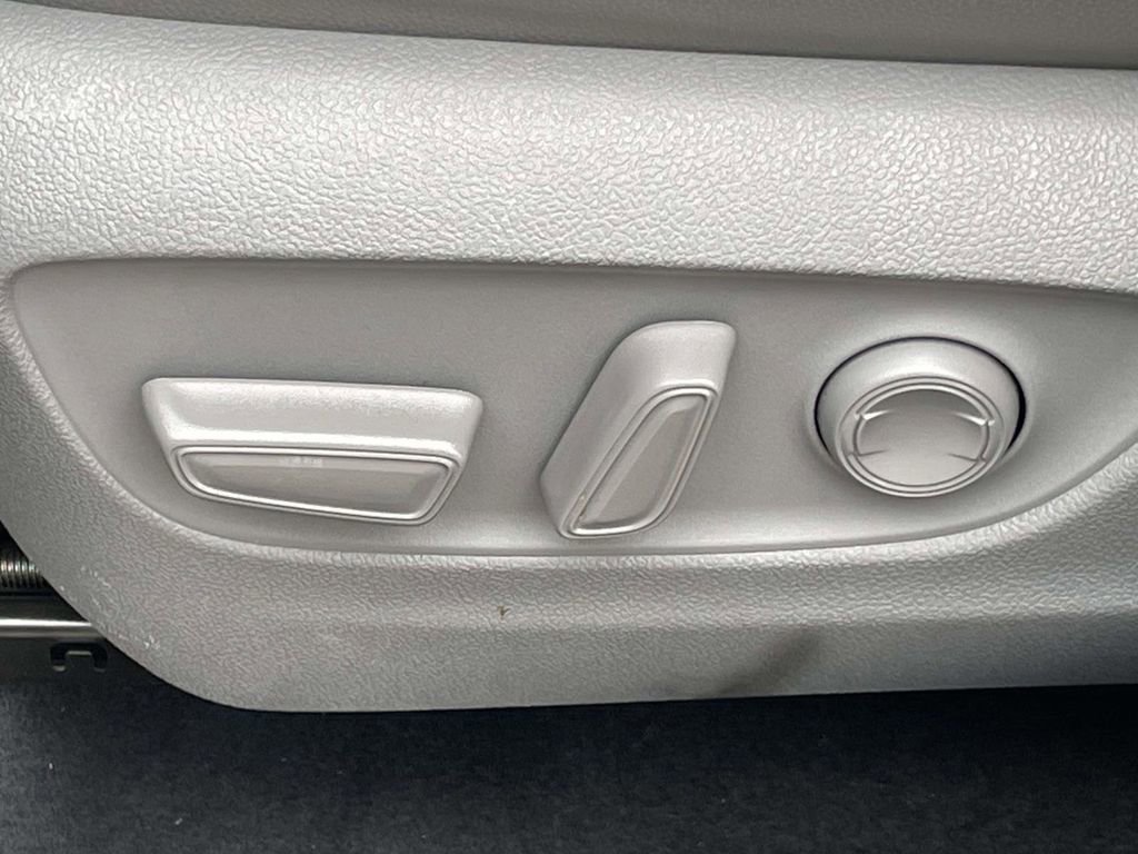 Used 2021 Toyota Highlander Limited FWD image 14