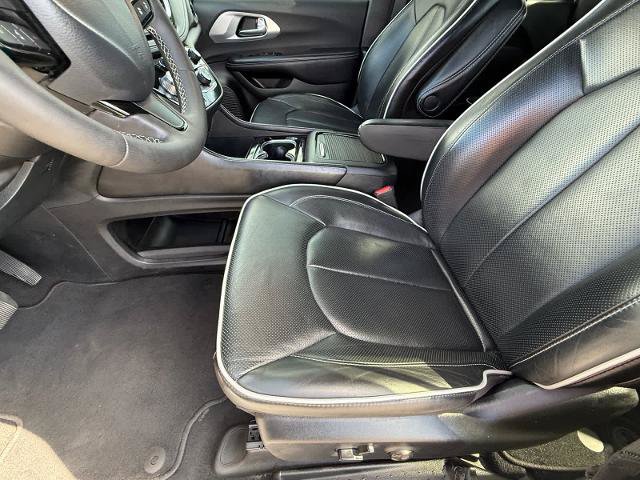 Used 2025 Chrysler Pacifica Limited FWD image 13