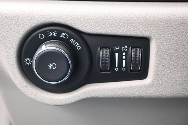 Used 2023 Chrysler Pacifica Limited FWD image 11