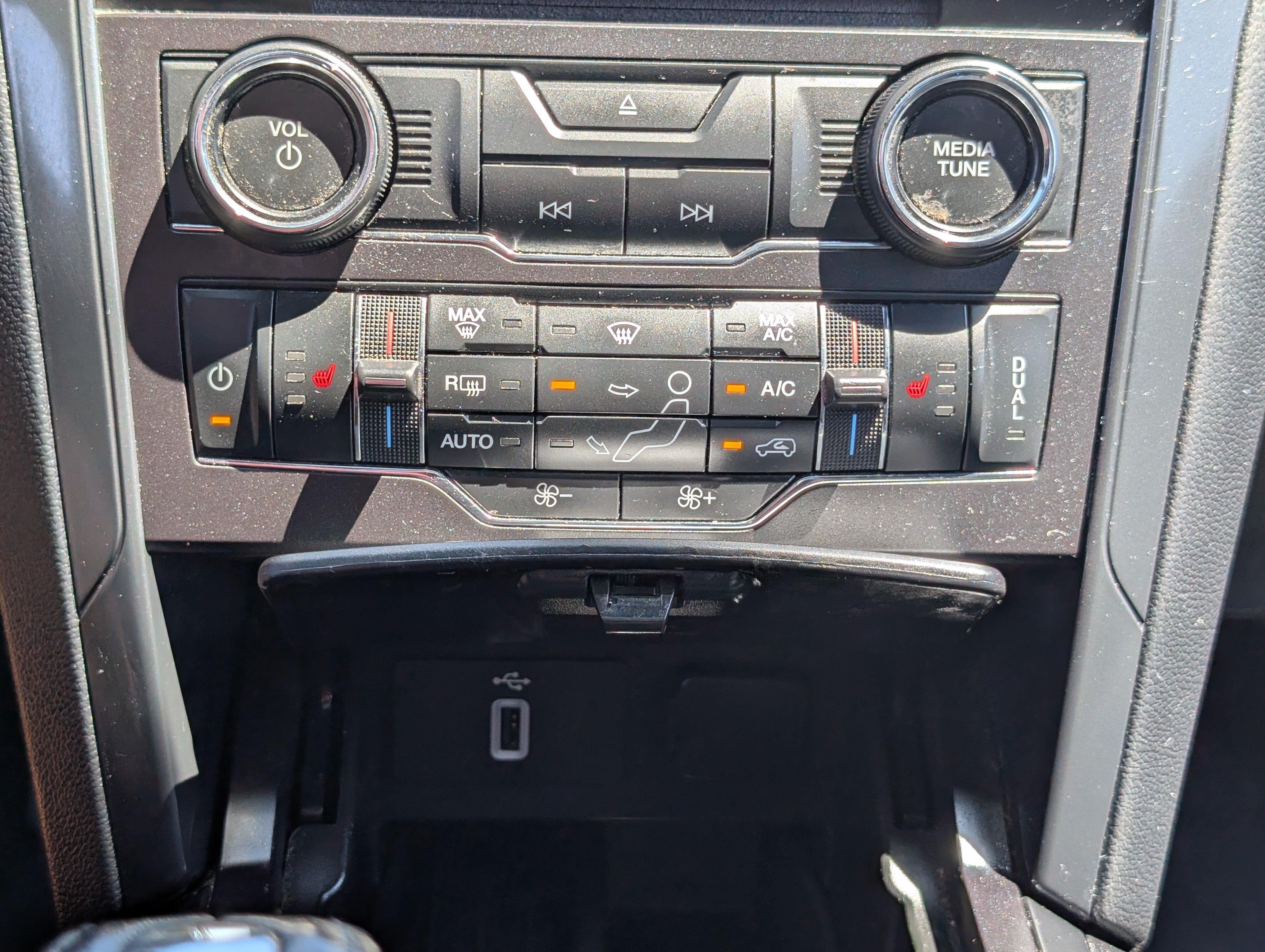 Certified 2018 Ford Explorer XLT w/ Equipment Group 202A AWD/4WD image 29