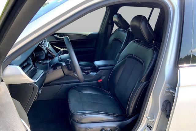 Used 2025 Jeep Grand Cherokee Altitude AWD/4WD image 9