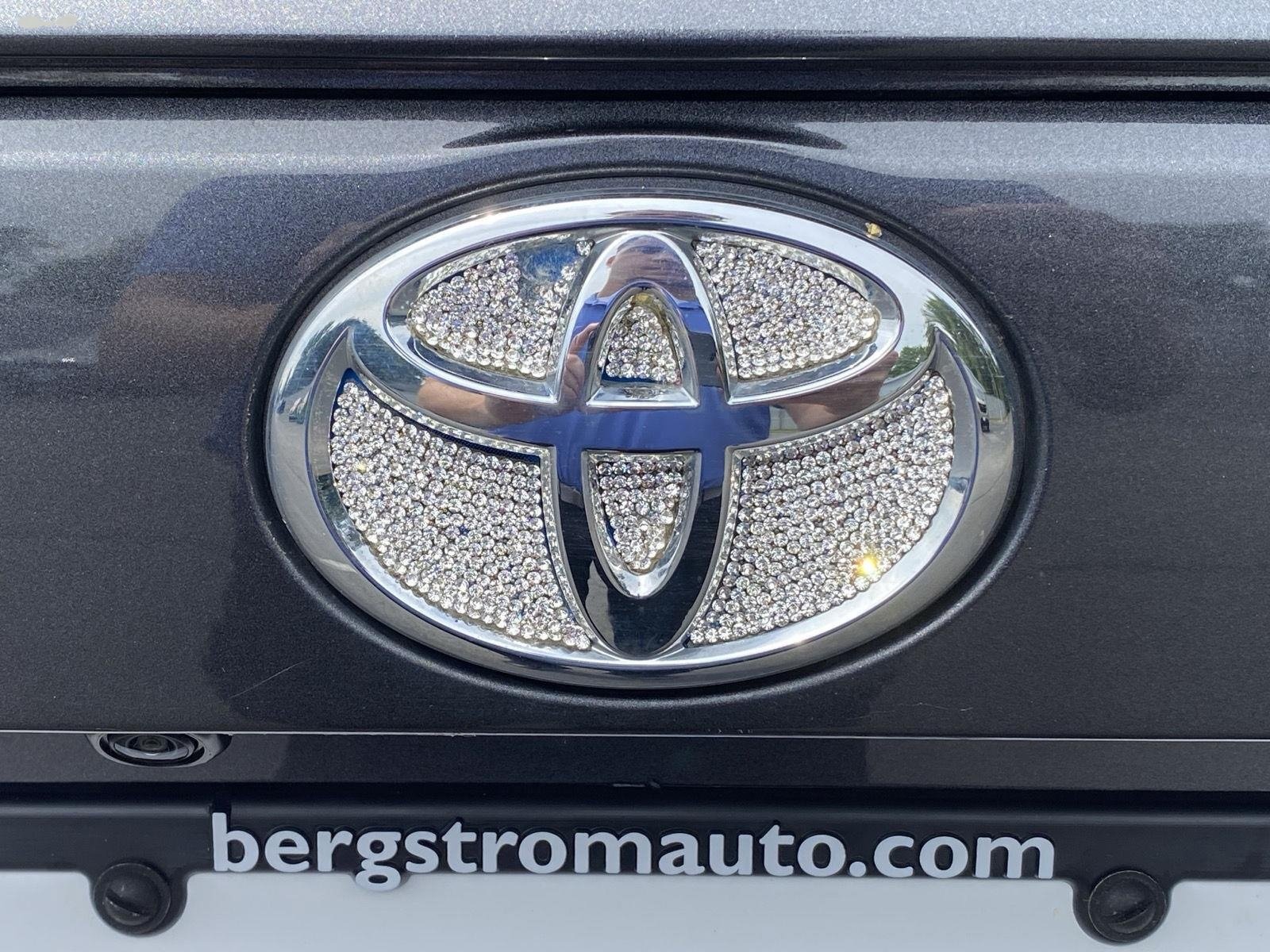 Used 2022 Toyota RAV4 XLE Premium AWD/4WD image 7