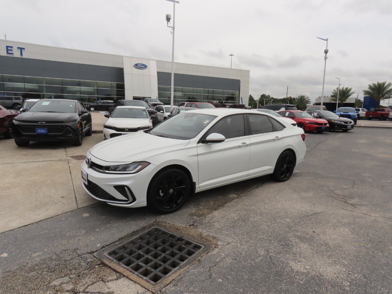 Used 2025 Volkswagen Jetta SE FWD image 2