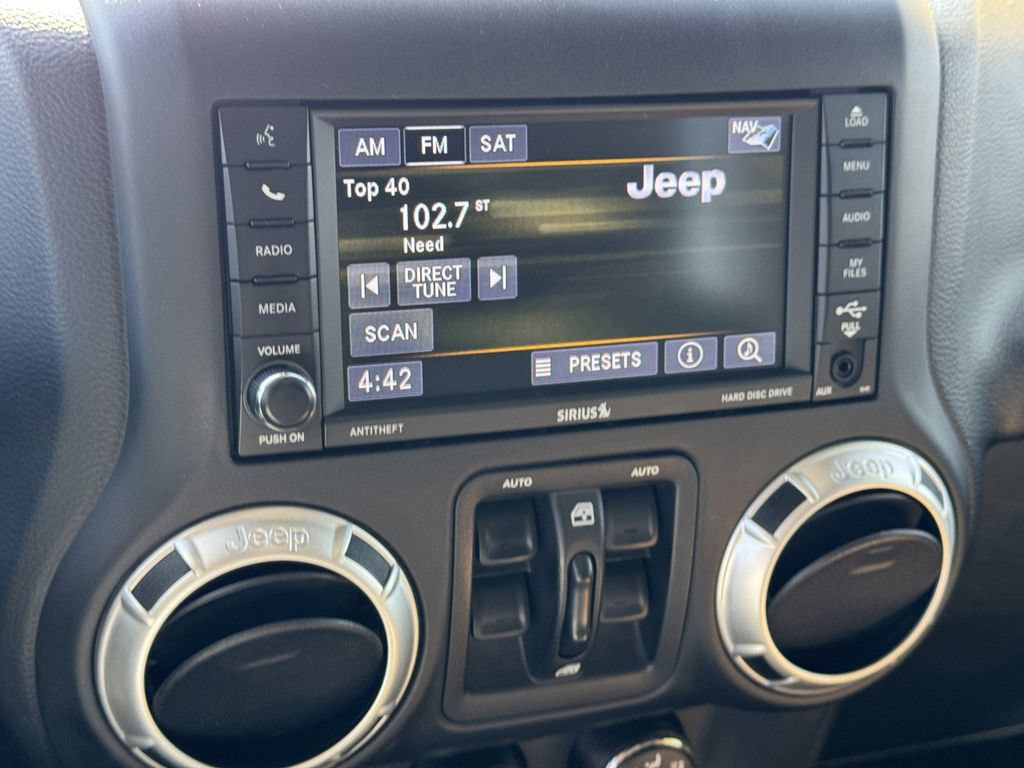 Used 2018 Jeep Wrangler Unlimited Sahara w/ Connectivity Group AWD/4WD image 15
