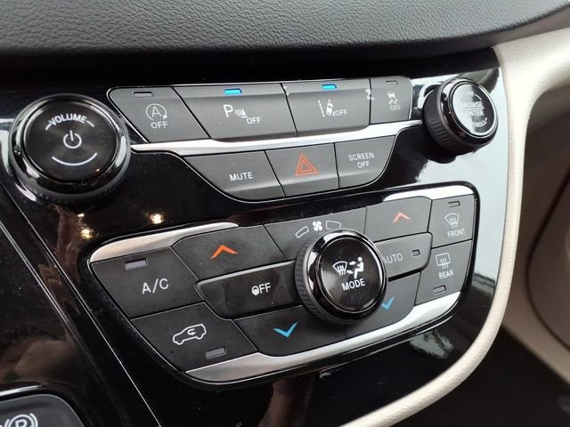 Used 2024 Chrysler Pacifica Touring-L image 15