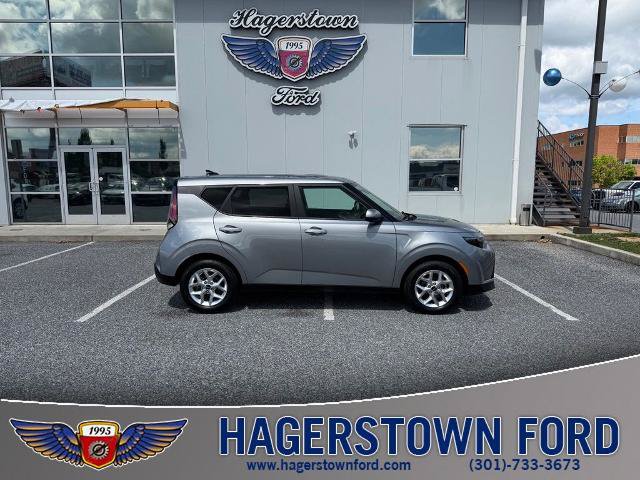 Used 2025 Kia Soul LX w/ LX Technology Package FWD image 1