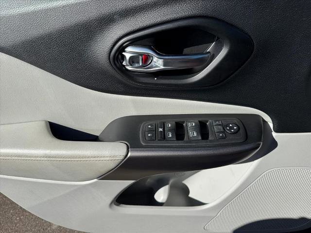 Used 2021 Jeep Cherokee Latitude Lux w/ Sun & Sound Group image 23