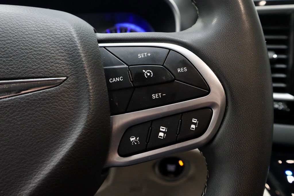 Used 2023 Chrysler Pacifica Touring-L image 31