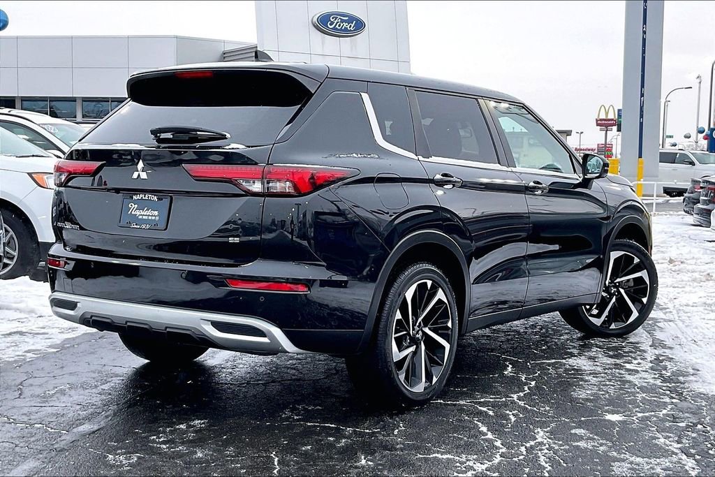 Used 2024 Mitsubishi Outlander SE image 11