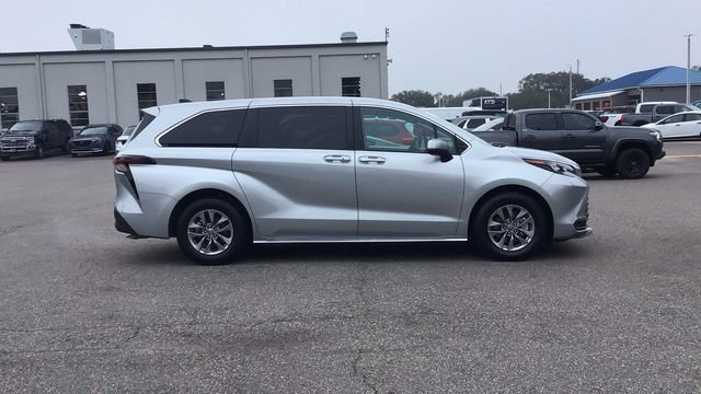 Used 2024 Toyota Sienna LE image 6