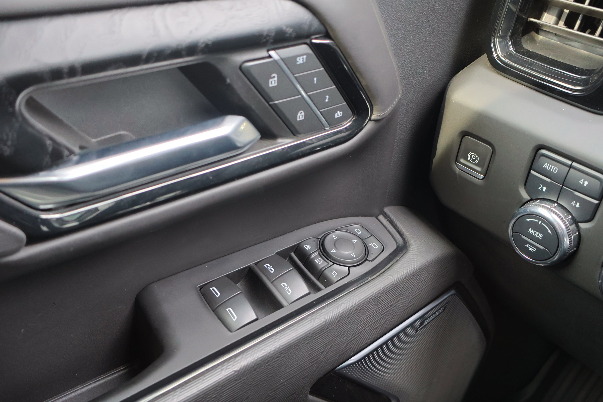 Used 2024 GMC Sierra 2500 AT4X image 32