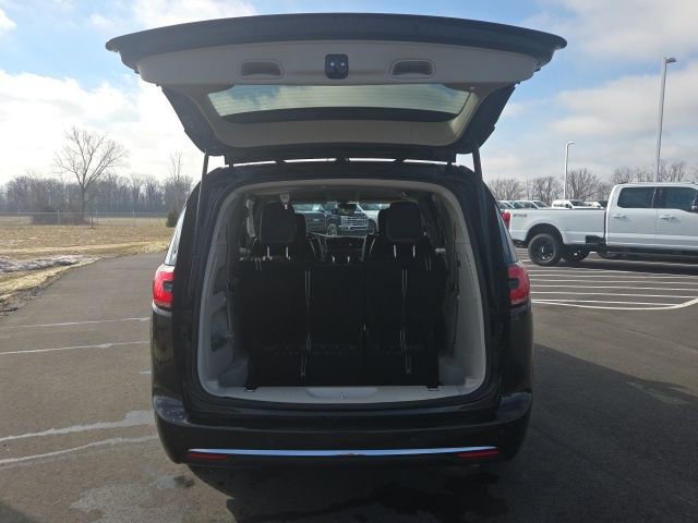 Used 2023 Chrysler Pacifica Touring-L image 12