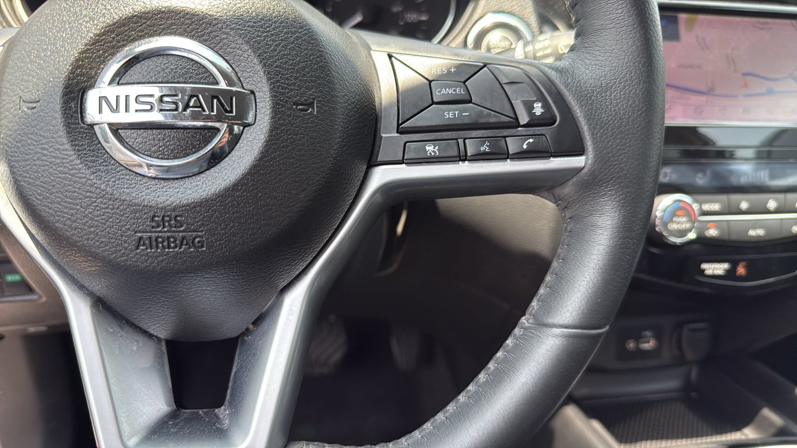 Used 2018 Nissan Rogue SV w/ Premium Package FWD image 15