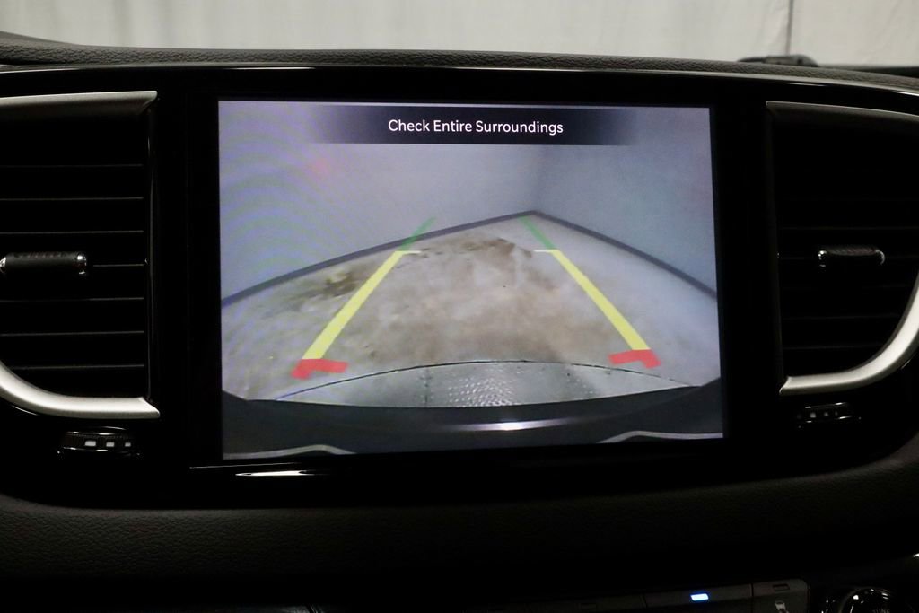 Used 2023 Chrysler Pacifica Touring-L FWD image 2