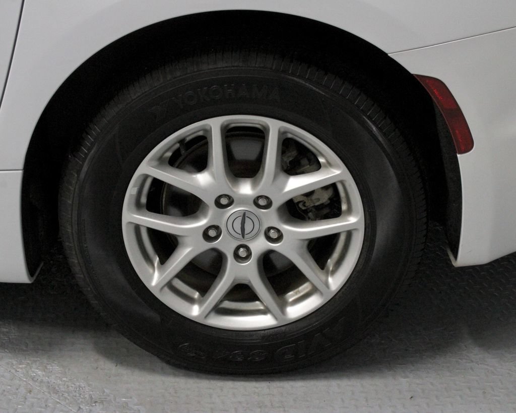 Used 2024 Chrysler Pacifica Touring-L FWD image 18