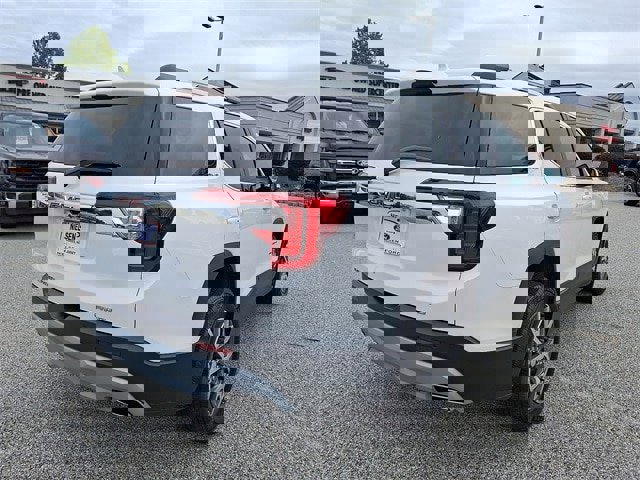 Used 2023 GMC Acadia SLE w/ Driver Convenience Package image 4