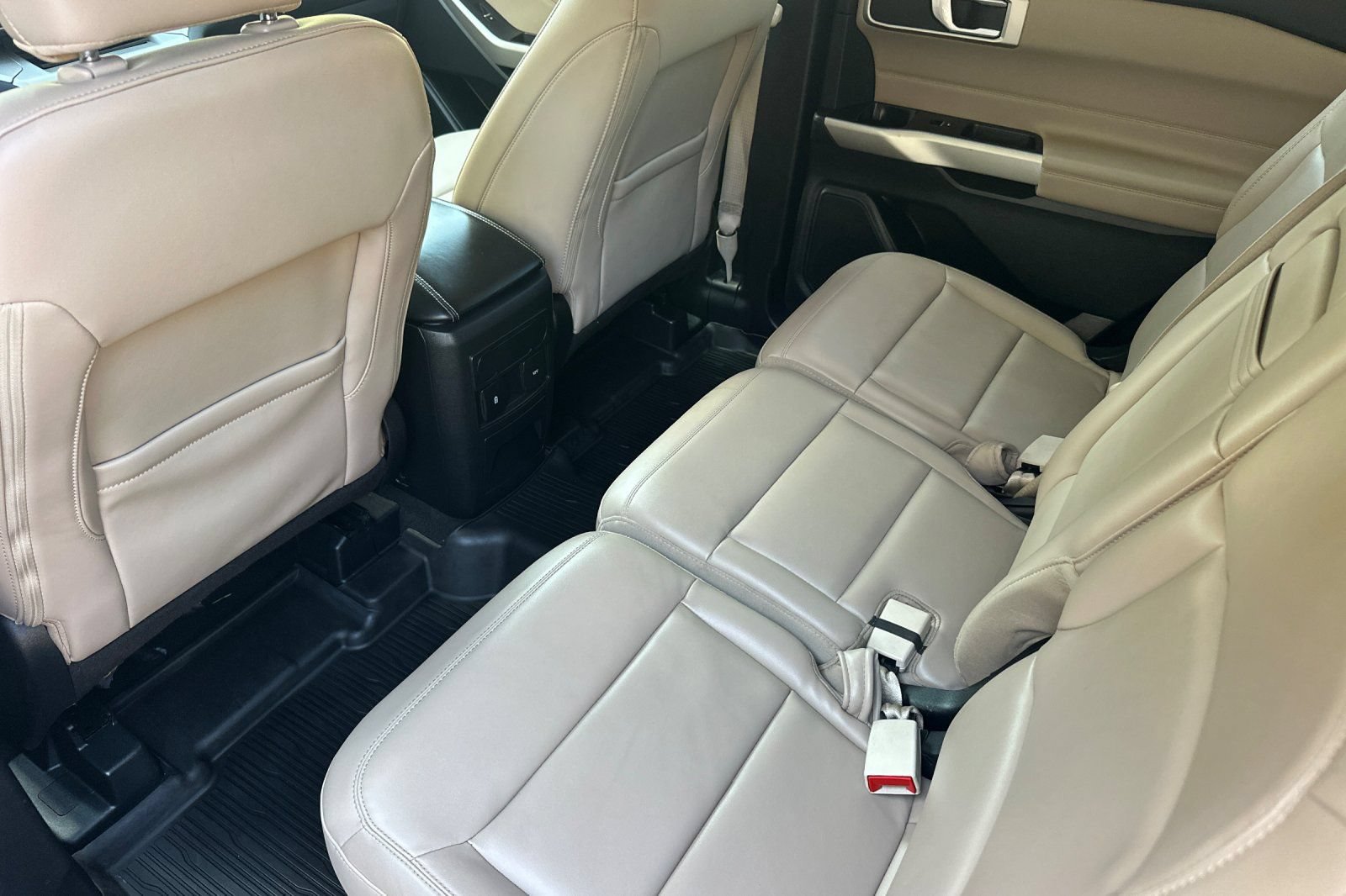 Certified 2023 Ford Explorer XLT w/ Equipment Group 202A RWD image 14