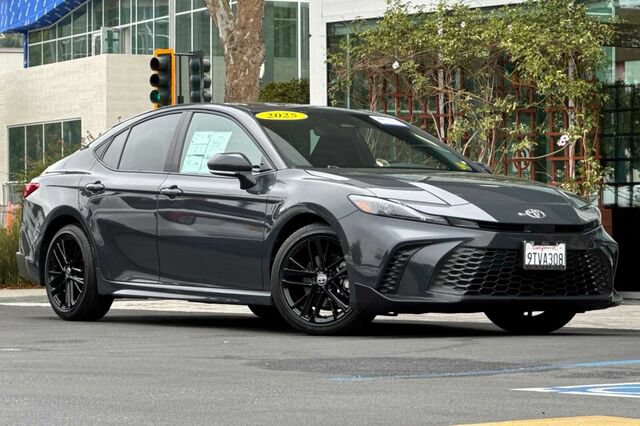 Used 2025 Toyota Camry SE w/ Convenience Package FWD image 2