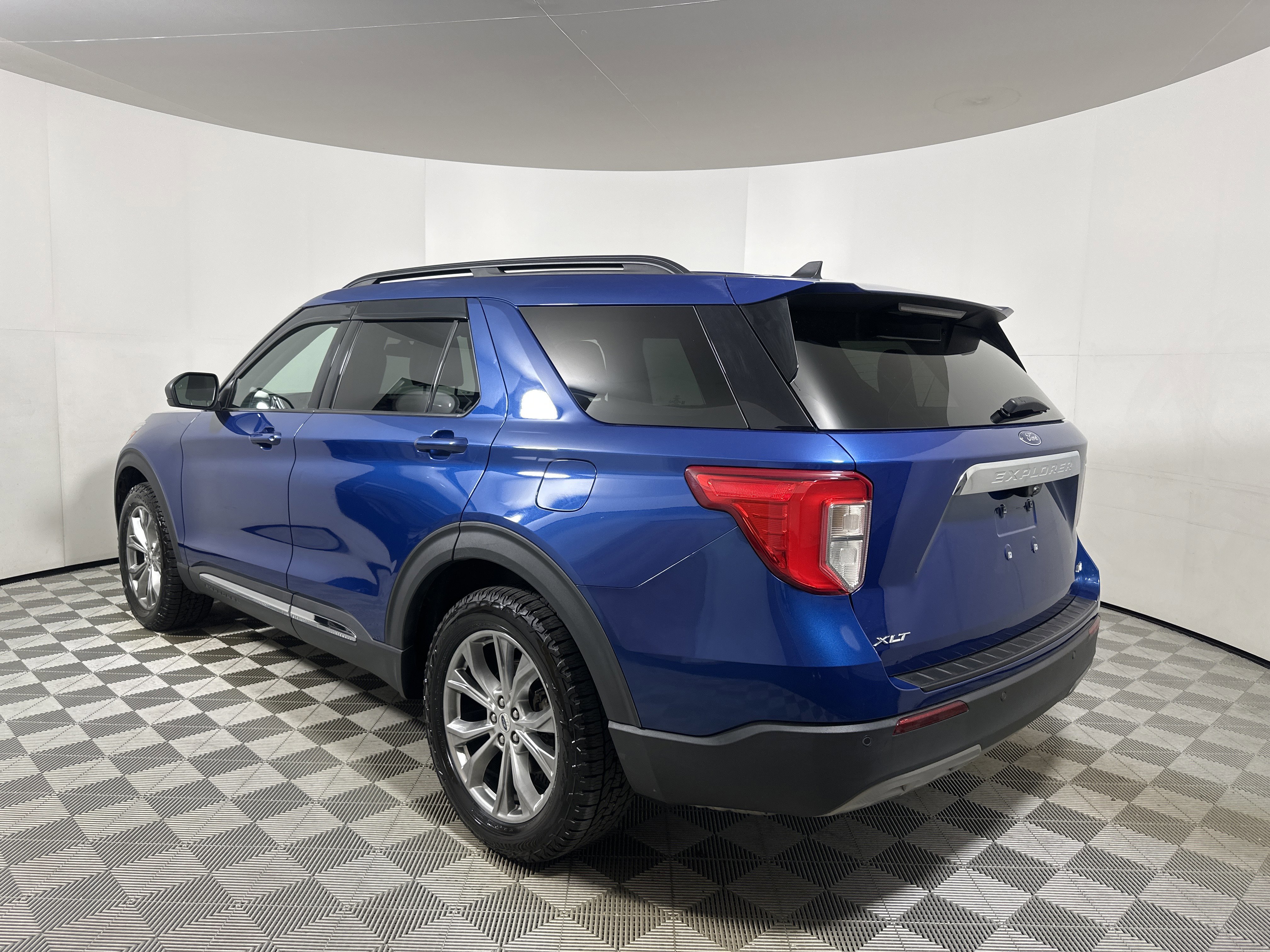 Certified 2021 Ford Explorer XLT w/ Equipment Group 202A image 3